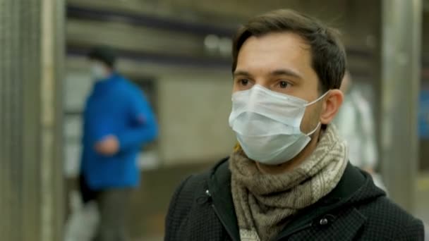 Solunum Sendromu. Yüz maskesi. Metro İstasyonu. Yeraltı metrosu. Coronavirüs. — Stok video