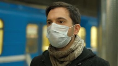 Solunum Sendromu. Yüz maskesi. Metro Treni. Yeraltı metrosu. Corona Virüsü.