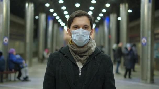 Maschera Uomo Coronavirus. Metropolitana della stazione pubblica. Metropolitana sotterranea. Corona Virus USA — Video Stock