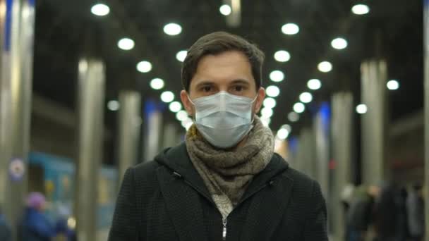 Ritratto Uomo Guarda la macchina fotografica. Coronavirus. Metropolitana della stazione. In metropolitana. Virus della Corona . — Video Stock