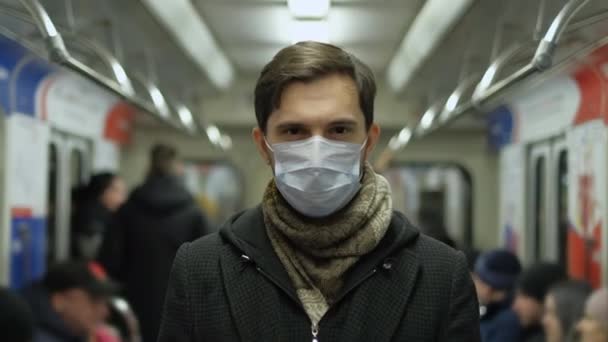 人はカメラを見る。コロナウイルス。旅客列車のメトロ。地下鉄コロナウイルス. — ストック動画