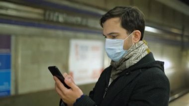 Hasta adam. Solunum maskesi. Metro İstasyonu. Metro metro treni. Coronavirüs