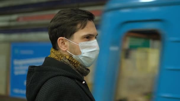 'νθρωποι με αναπνευστική μάσκα. Σταθμός Μετρό. Μετρό υπόγειο τρένο Coronavirus — Αρχείο Βίντεο