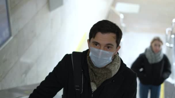 Hombre enfermo con máscara blanca en EE.UU. o Europa. Nuevo Coronavirus público . — Vídeo de stock