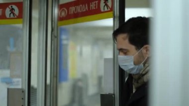 Solunum Maskeli Hasta Adam Yürüyüşü. ABD ya da Avrupa. Roman Corona Virüsü Halk 4k.