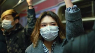 Coronavirus Asia. Genç Hasta Kadın Grip Solunum Beyaz Maskesi. Asya Corona Virüsü