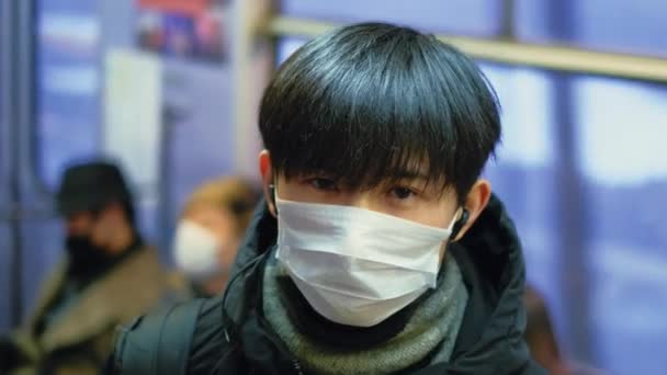 Close-up Retrato en Corea. Máscara respiratoria. Hombre coreano mira de cerca la cámara . — Vídeo de stock