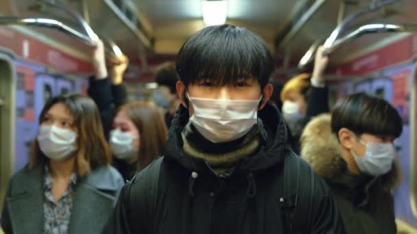 Ázsiai metró. Metro Ázsia. A maszkos kínai emberek kamerába néznek. Kína Coronavirus. — Stock videók