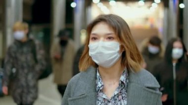 Coronavirus Çinli kız. Çinli Kadın Maskesi Giyer. Metro İstasyonu Halkı. Covid 19.