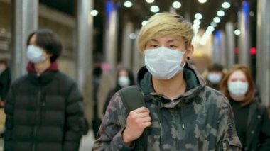 Metro metrosu. Bir sürü Asyalı Maske. Asya 'ya yürü. 2019-Ncov. Covid 19