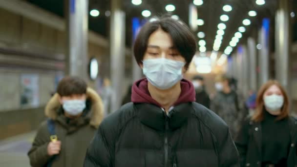 Corona Virus China Subway. I cinesi indossano la maschera respiratoria. Stazione della metropolitana . — Video Stock