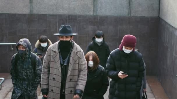 Covid19. Mucha gente asiática camina ciudad al aire libre. Máscaras respiratorias Virus Corona . — Vídeos de Stock