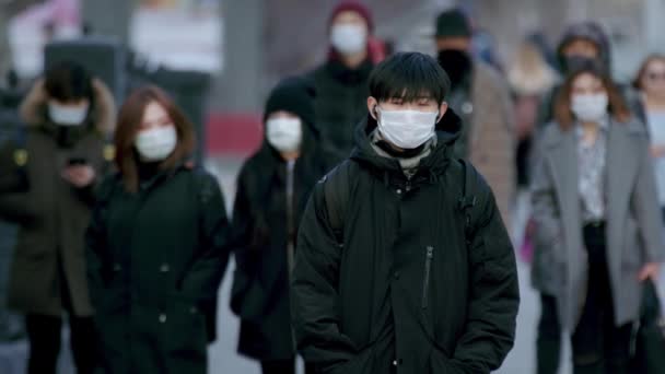 Het Corona Virus. Draag ademhalingsbescherming Gezichtsmasker. Stadsstraat menigte lopen echt. — Stockvideo