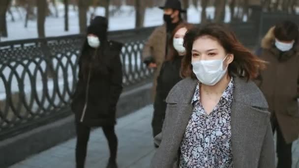 코로나 바이러스를 좋아하는 성인 청소년들. 병든 아시아 인의 독감. 2019-ncov. 건강 관리 — 비디오