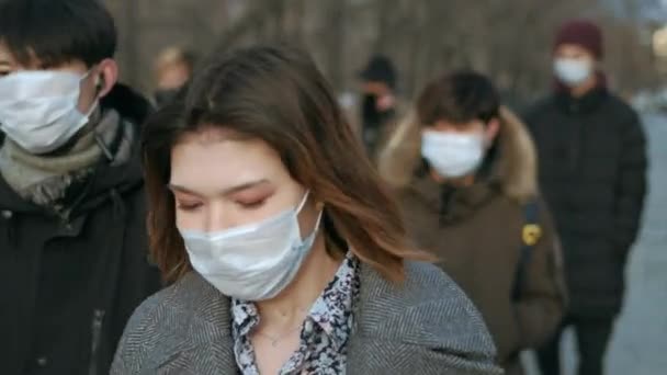 Mujer caminata máscara blanca. Epidemia del Coronavirus. Gente de la multitud pandémica. Cuarentena . — Vídeos de Stock