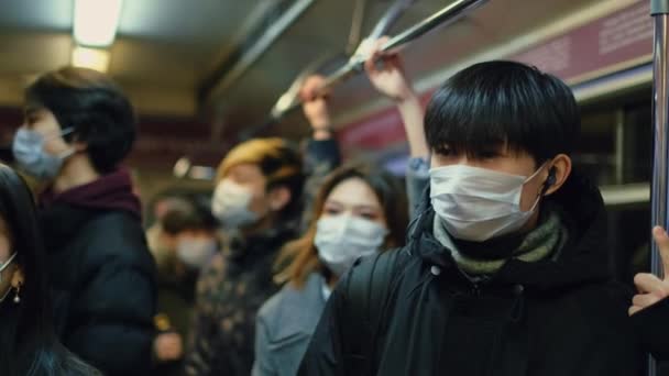 Portré Koreában. Légzőmaszk. Koreai férfi az ázsiai metróban. Ázsia III. Emberek. — Stock videók