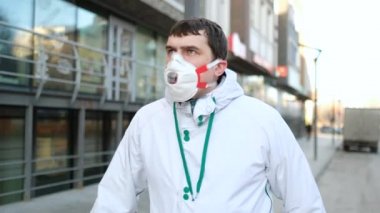 Saldırgan insanlar yürür. Coronavirus maskesi. Kızgın Adam. Corona Virüs Mers. Covid 19