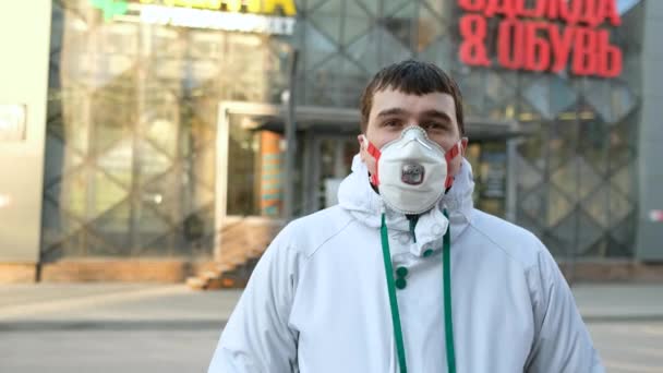 Homem Mascarado. Pessoas Retrato Olhando Câmera. Poluição ambiental. Coronavírus — Vídeo de Stock