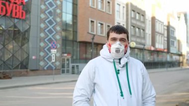 Solunum Maskeli Adam Boş Şehir Sokağı Amsterdam. Halkın Portresi Kameraya Bak.