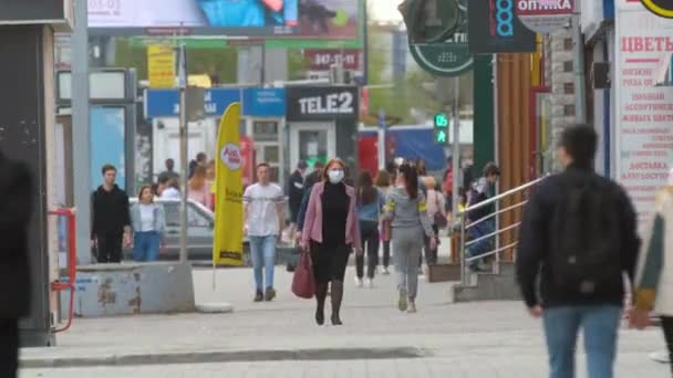 European walk city street in mask on face. Koronavirus v Evropě. Covid-19. — Stock video