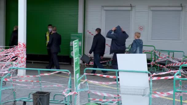 Mensen in de rij staan voor maskers op de coronavirusmarkt. Lijn menselijk wachten wachtrij covid-19. — Stockvideo