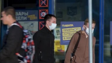 Maskeli bir alıcı sokak koronası virüsüne yakalanmış. İnsanlar covid-19 'u korudu.