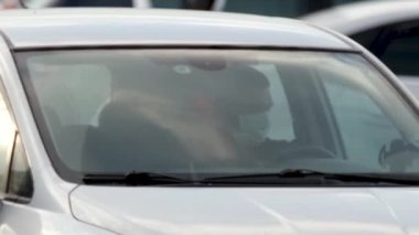 Sürücü maskesi, Corona Virüsü 'nün içinde alışveriş yapıyor. Araçtaki maskeli insanlar covid-19.