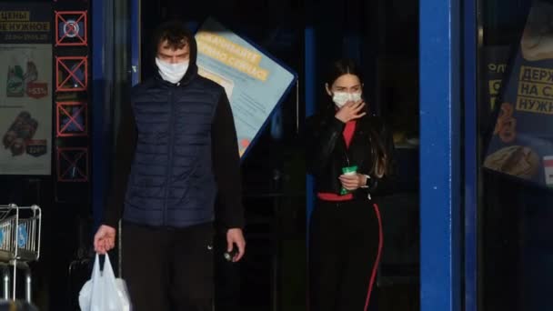 マスク群集ショッピングバッグ食品コロナウイルスを格納する人々。男性歩行モール｜covid-19 — ストック動画