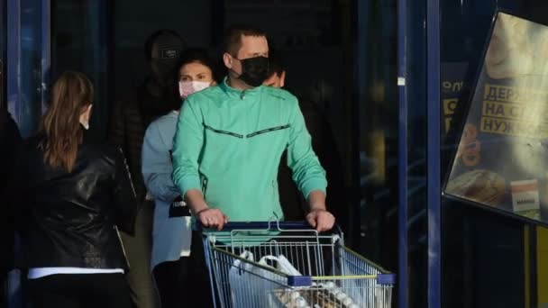 Crowd mannen maskers kopen voedsel item trolley corona virus. Consumentencovid-19 op de markt. — Stockvideo