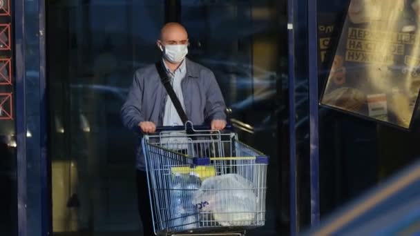 人々のマスクはトロリーコロナウイルスの食糧を供給する。市場消費者｜covid-19. — ストック動画