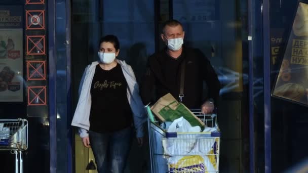 Masked person buy supplies food on trolley coronavirus. Store consumer covid-19. — Stock Video