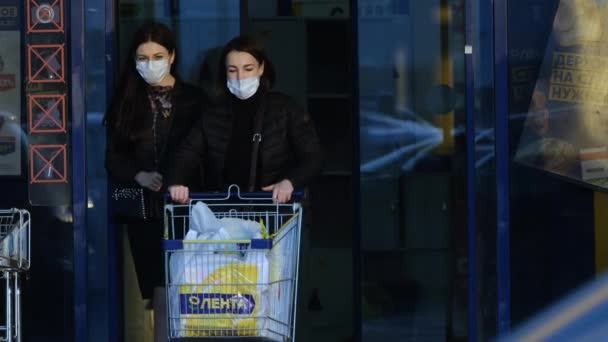 Crowd men masks buy food item trolley corona virus. Market consumer covid-19. — Stock Video