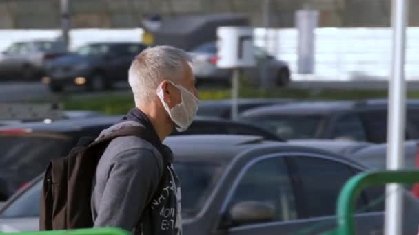 Maskierte alte Mann handgefertigte wandelnde Coronavirus. Erwachsene Menschen Serviettenmaske covid-19. — Stockvideo
