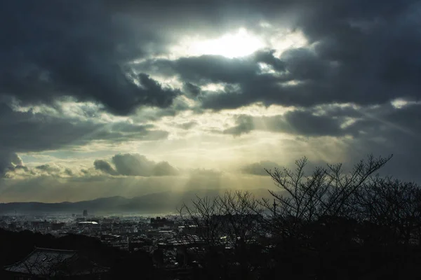 Sonnenlicht in Wolken regnen — Stockfoto