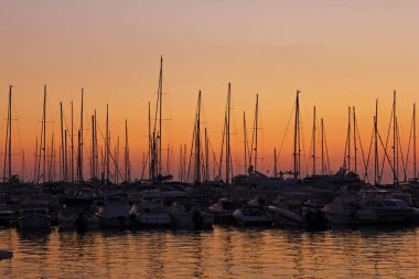 Otopark üstünde yelkenli