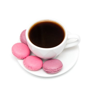 Beyaz arka planda makarna olan bir fincan kahve.