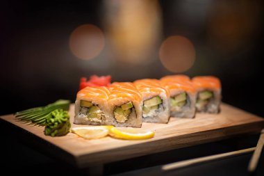 Beyaz zemin üzerinde bir lezzetli sebze karışımı. Dilim domates, lahana ve kırmızı biber. İştah açıcı havuç ve kırmızı biber. Sağlıklı ve lezzetli yemekler. Yaratıcı kompozisyon.