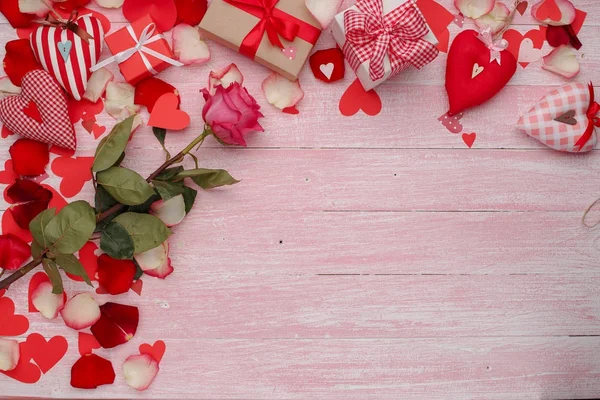 Happy Valentijnsdag liefde viering in een rustieke stijl, geïsoleerd. — Stockfoto