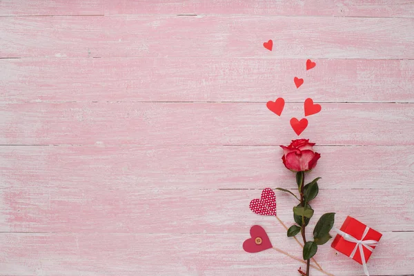 Happy Valentijnsdag liefde viering in een rustieke stijl, geïsoleerd. — Stockfoto