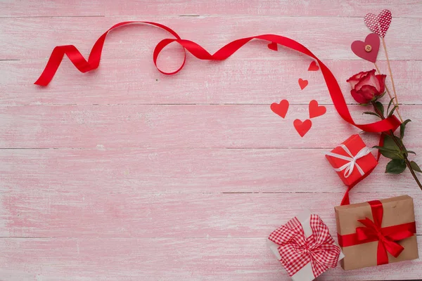 Happy Valentijnsdag liefde viering in een rustieke stijl, geïsoleerd. — Stockfoto