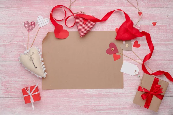 Happy Valentijnsdag liefde viering in een rustieke stijl, geïsoleerd. — Stockfoto