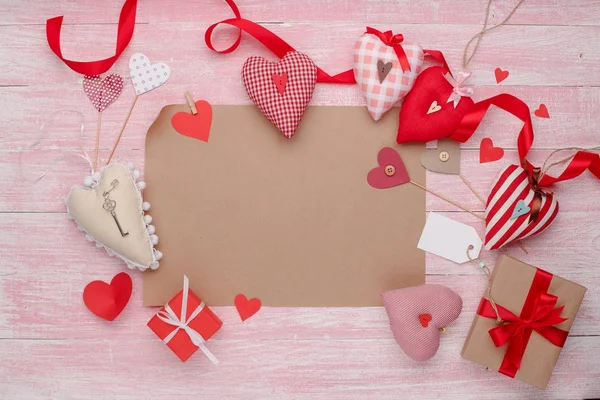 Happy Valentijnsdag liefde viering in een rustieke stijl, geïsoleerd. — Stockfoto