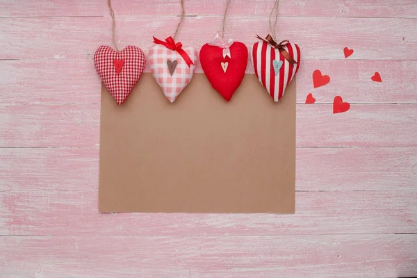 Happy Valentijnsdag liefde viering in een rustieke stijl, geïsoleerd. — Stockfoto