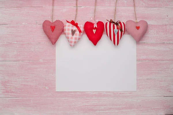 Happy Valentijnsdag liefde viering in een rustieke stijl, geïsoleerd. — Stockfoto