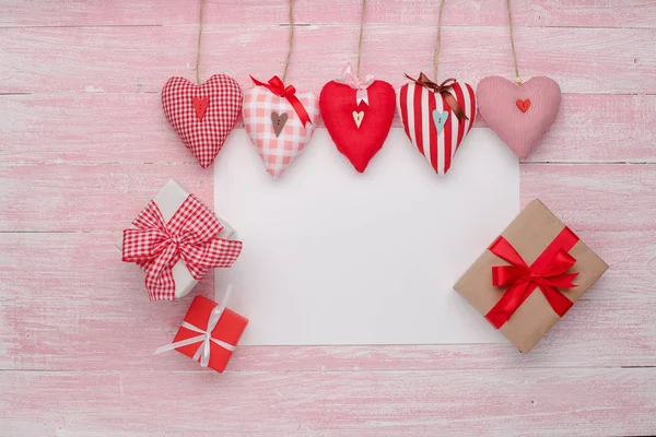 Happy Valentijnsdag liefde viering in een rustieke stijl, geïsoleerd. — Stockfoto