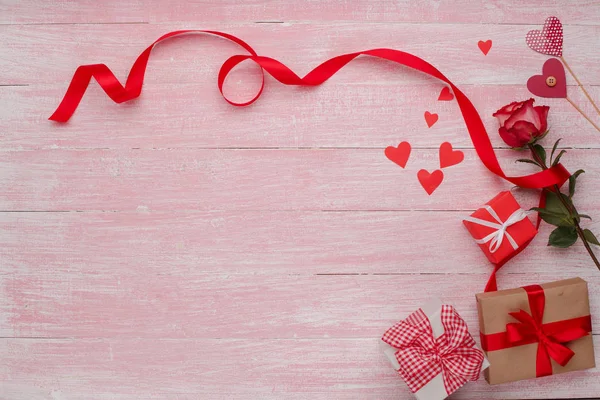 Happy Valentijnsdag liefde viering in een rustieke stijl, geïsoleerd. — Stockfoto