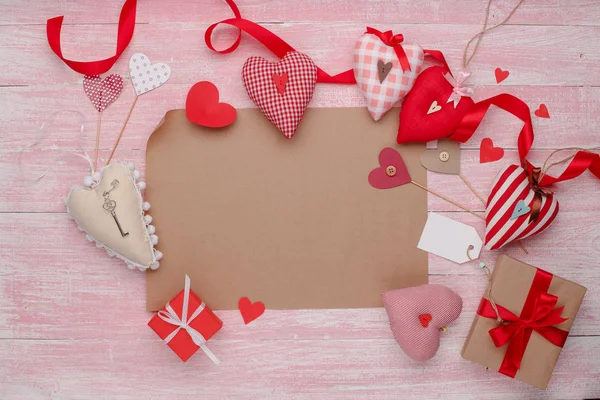 Happy Valentijnsdag liefde viering in een rustieke stijl, geïsoleerd. — Stockfoto