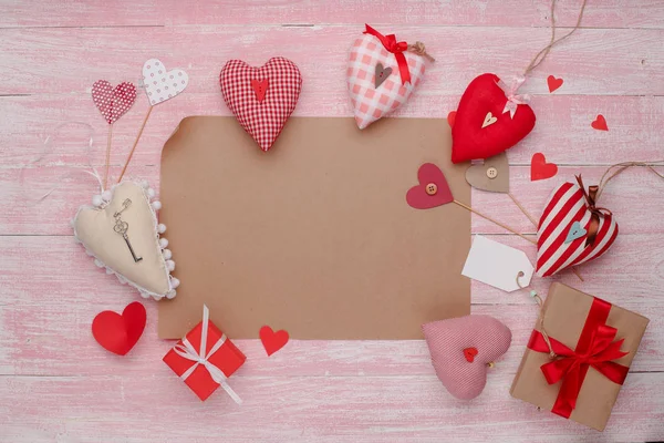 Happy Valentijnsdag liefde viering in een rustieke stijl, geïsoleerd. — Stockfoto