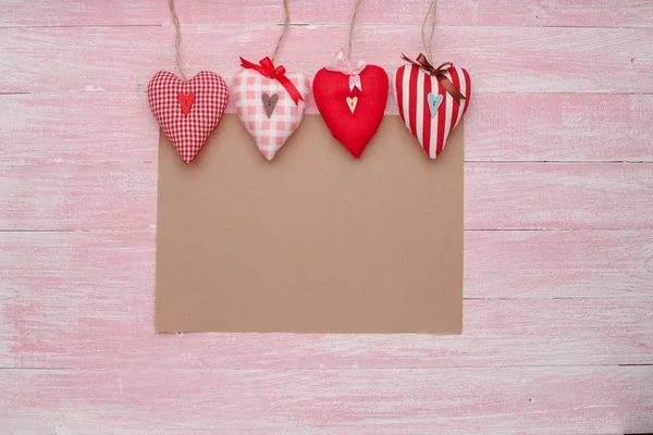 Happy Valentijnsdag liefde viering in een rustieke stijl, geïsoleerd. — Stockfoto