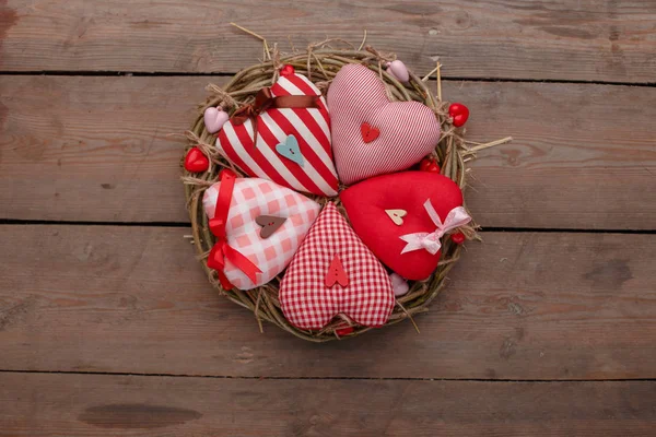 Happy Valentijnsdag liefde viering in een rustieke stijl, geïsoleerd. — Stockfoto